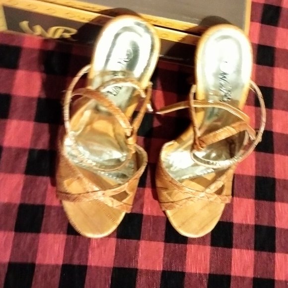 WILD ROSE Women Shoes Mustard Metallic High Heels Open Toe Size 6.5 - Picture 2 of 8